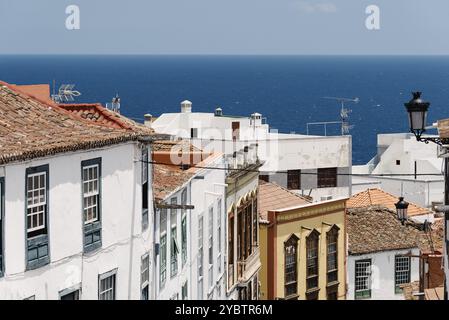 Architettura coloniale tradizionale delle isole Canarie con case colorate nella capitale di la Palma, Santa Cruz de la Palma, nel quartiere di San Seb Foto Stock