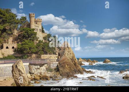 Splendida vista su Castell d'en Plaja dal mare di Lloret de Mar, Costa Brava, Spagna. Soleggiata giornata estiva a Lloret de Mar. Costa rocciosa in spagnolo Foto Stock