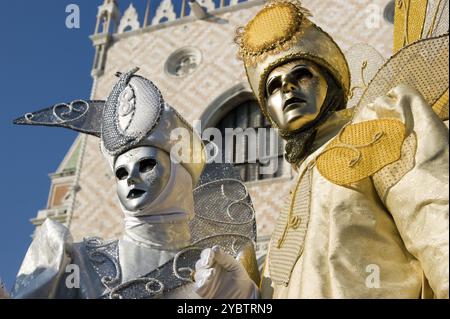 Elegante e suggestiva delle maschere tradizionali del carnevale di venezia Foto Stock