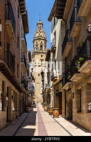 Haro, Spagna, 6 agosto 2020: Strada pedonale con bar e ristoranti nel borgo medievale di Haro, Europa Foto Stock