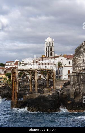 Garachico, Spagna, 2 agosto 2021: Vista panoramica della città vecchia di Garachico nell'isola di Tenerife, Isole Canarie, Europa Foto Stock