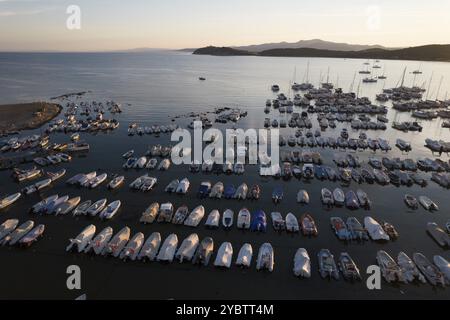 Documentazione fotografica del piccolo porto nel Golfo di Baratti Toscana Italia alla prima luce dell'alba Foto Stock