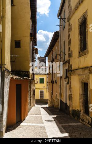 Vista su una strada stretta con case colorate nella vecchia città medievale di Brihuega a la Alcarria, Guadalajara Foto Stock