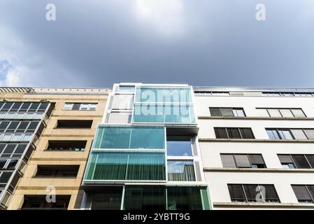 Berlino, Germania, 29 luglio 2019: Moderno edificio residenziale a Berlin Mitte, Europa Foto Stock