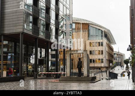 Oslo, Norvegia, 10 agosto 2019: Nuovi edifici residenziali di lusso nella zona di Aker Brygge un giorno di pioggia d'estate. E' un'area popolare per lo shopping e i ristoranti Foto Stock