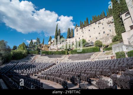 Verona, Italia - 17 settembre 2017: Turista al Teatro Romano, un antico teatro romano con museo a Verona Foto Stock