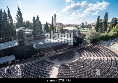 Verona, Italia - 17 settembre 2017: Turista al Teatro Romano, un antico teatro romano con museo a Verona Foto Stock