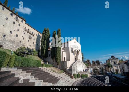 Verona, Italia - 17 settembre 2017: Turista al Teatro Romano, un antico teatro romano con museo a Verona Foto Stock