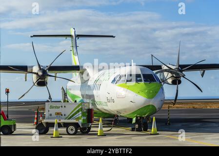 La Gomera, Spagna, 12 agosto 2021: Fornitura di velivoli ad elica sulla pista. ATR 72 della Binter Canarias Airline, Europa Foto Stock