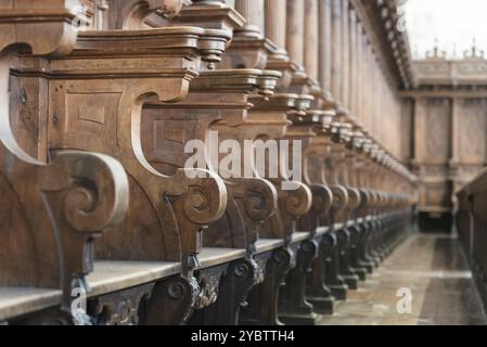 Bancarelle del coro della Cattedrale in legno. Fila di bancarelle di coro in legno Foto Stock