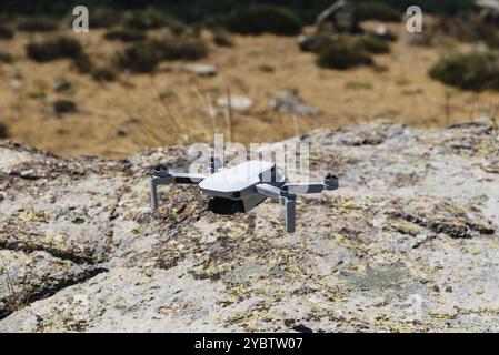 Avila, Spagna, 28.06.2020, primo piano di un Drone Quadcopter DJI Mavic Mini. Drone che vola sopra le rocce. Il drone più piccolo lanciato dalla compagnia DJI Foto Stock