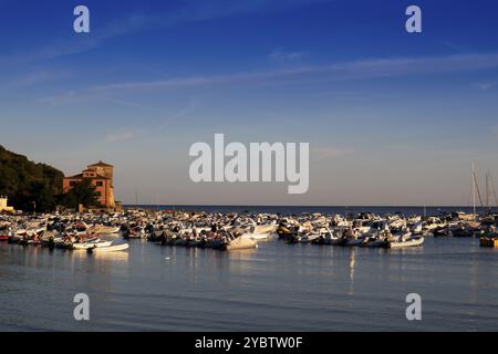 Foto scattata all'alba del piccolo porto di Baratti Livorno Italia Foto Stock