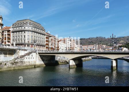 Bilbao, Spagna, 13 febbraio 2022: Ponte di Arenal sul fiume Nervion o estuario di Bilbao, Europa Foto Stock