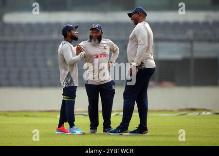 Da sinistra Mushfiqur Rahim, Mushtak Ahmed e il capo-allenatore Phil Simmons durante le sessioni di allenamento della squadra bengalese al Sher-e-Bangla National Cri Foto Stock