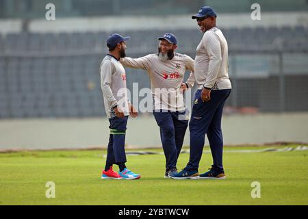 Da sinistra Mushfiqur Rahim, Mushtak Ahmed e il capo-allenatore Phil Simmons durante le sessioni di allenamento della squadra bengalese al Sher-e-Bangla National Cri Foto Stock