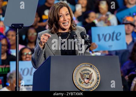 ATLANTA, GEORGIA – 19 ottobre 2019: Il vicepresidente Kamala Harris ha sottolineato l'importanza del voto anticipato. Ha anche parlato dei rischi terribili che un secondo termine Donald Trump pone alle donne di tutto il paese. Harris è stata raggiunta dai membri della famiglia Thurman al suo evento di stasera. Harris ha evidenziato la tragica morte di Amber Nicole Thurman che non è stata in grado di ottenere le cure di cui aveva bisogno. Crediti: Phil Mistry/Alamy Live News Foto Stock