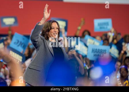 ATLANTA, GEORGIA – 19 ottobre 2019: Il vicepresidente Kamala Harris ha sottolineato l'importanza del voto anticipato. Ha anche parlato dei rischi terribili che un secondo termine Donald Trump pone alle donne di tutto il paese. Harris è stata raggiunta dai membri della famiglia Thurman al suo evento di stasera. Harris ha evidenziato la tragica morte di Amber Nicole Thurman che non è stata in grado di ottenere le cure di cui aveva bisogno. Crediti: Phil Mistry/Alamy Live News Foto Stock