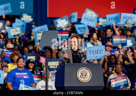 ATLANTA, GEORGIA – 19 ottobre 2019: Il vicepresidente Kamala Harris ha sottolineato l'importanza del voto anticipato. Ha anche parlato dei rischi terribili che un secondo termine Donald Trump pone alle donne di tutto il paese. Harris è stata raggiunta dai membri della famiglia Thurman al suo evento di stasera. Harris ha evidenziato la tragica morte di Amber Nicole Thurman che non è stata in grado di ottenere le cure di cui aveva bisogno. Crediti: Phil Mistry/Alamy Live News Foto Stock