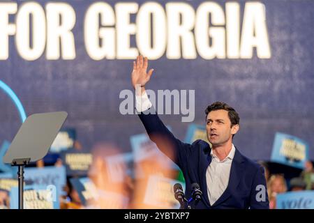 ATLANTA, GEORGIA – 19 ottobre 2019: Jon Ossoff, senatore senior della Georgia, parla ad un rally di Kamala Harris. Il vicepresidente Kamala Harris ha sottolineato l'importanza del voto anticipato. Ha anche parlato dei rischi terribili che un secondo termine Donald Trump pone alle donne di tutto il paese. Harris è stata raggiunta dai membri della famiglia Thurman al suo evento di stasera. Harris ha evidenziato la tragica morte di Amber Nicole Thurman che non è stata in grado di ottenere le cure di cui aveva bisogno. Crediti: Phil Mistry/Alamy Live News Foto Stock