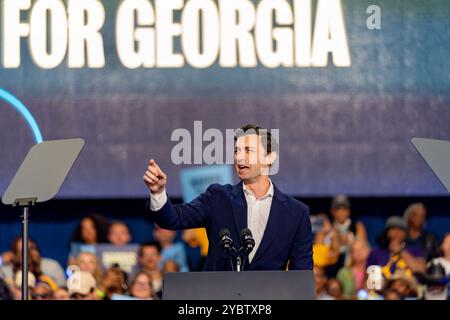 ATLANTA, GEORGIA – 19 ottobre 2019: Jon Ossoff, senatore senior della Georgia, parla ad un rally di Kamala Harris. Il vicepresidente Kamala Harris ha sottolineato l'importanza del voto anticipato. Ha anche parlato dei rischi terribili che un secondo termine Donald Trump pone alle donne di tutto il paese. Harris è stata raggiunta dai membri della famiglia Thurman al suo evento di stasera. Harris ha evidenziato la tragica morte di Amber Nicole Thurman che non è stata in grado di ottenere le cure di cui aveva bisogno. Crediti: Phil Mistry/Alamy Live News Foto Stock