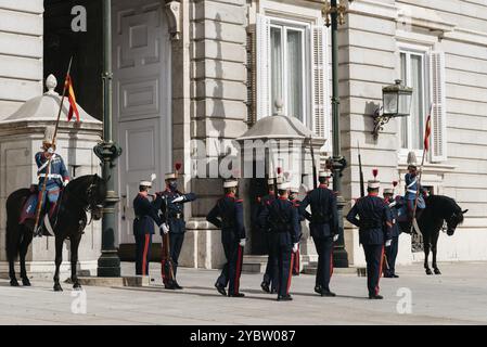 Madrid, Spagna, 2 luglio 2021: Cambio della guardia nel Palazzo reale di Madrid. Soldati in formazione durante il cambio della guardia al cancello principale del Ro Foto Stock