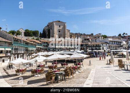 Chinchon, Spagna, 26 giugno 2021: Plaza Mayor di Chinchon. Piazza centrale della città di Chinchon a Madrid, case tipiche con balconi in legno e ga Foto Stock