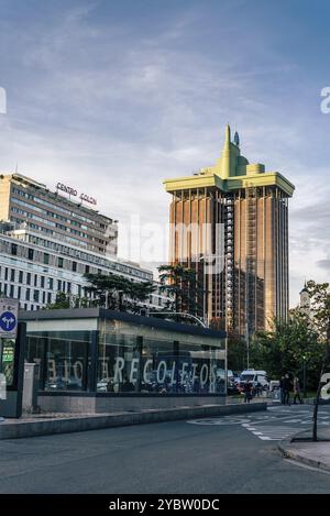 Madrid, Spagna, 27 ottobre 2020: Viale Castellana e Torri di Colon in centro al tramonto in autunno. Stazione ferroviaria di Recoletos in primo piano, EUR Foto Stock