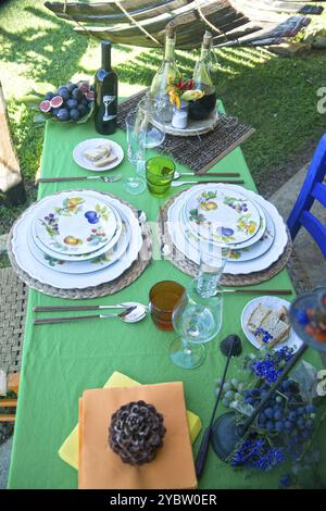 Tavoli all'aperto in un ambiente rustico in estate Foto Stock