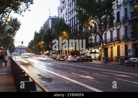 Madrid, Spagna, 26 settembre 2020: Lunga esposizione di via Genova con sentieri a semaforo, Europa Foto Stock