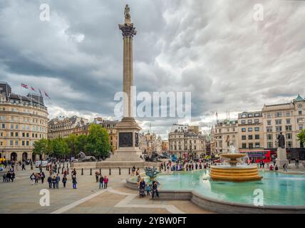 Londra, Regno Unito - 9 settembre 2015: Trafalgar Square con la colonna di Nelson che guarda a sud verso Whitehall in una giornata nuvolosa Foto Stock