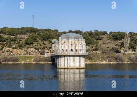 Vista della diga di El Villar una giornata di sole a Madrid, Spagna, Europa Foto Stock