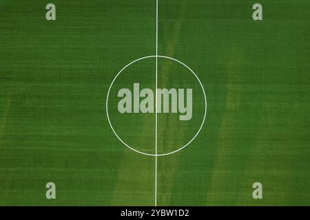 Documentazione fotografica aerea di un campo da calcio verde vuoto Foto Stock