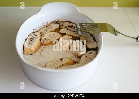 Tortrijas da cucina, un tipico dolce spagnolo fritto toast di pane affettato imbevuto di uova e latte. Dessert tradizionale per la Quaresima e Pasqua. Utensili da cucina Foto Stock