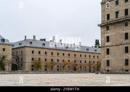 El Escorial o il sito reale di San Lorenzo de El Escorial, si può ammirare una giornata di nebbia in autunno con la luce del mattino Foto Stock