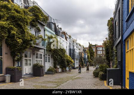 Londra, Regno Unito, 26 agosto 2023: Vista di St Lukes Mews, una bella e accogliente strada acciottolata nel quartiere di Notting Hill vicino a Portobello Road Foto Stock