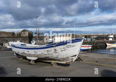 Vila Franca do campo, Portogallo, 5 luglio 2022: Vecchia barca di pescatori nel porto, Europa Foto Stock