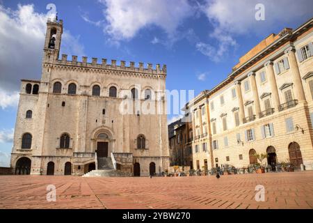 La piazza principale di Gubbio, una piccola cittadina medievale dell'Italia centrale Foto Stock