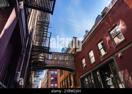 Vista dal basso angolo del ponte su Staple Street a Tribeca a New York. Pittoresco paesaggio urbano a Lower Manhattan Foto Stock