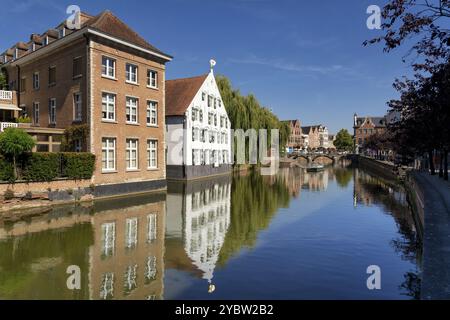 Vista su un canale in alcuni edifici monumentali della città belga di Lier, nelle Fiandre Foto Stock