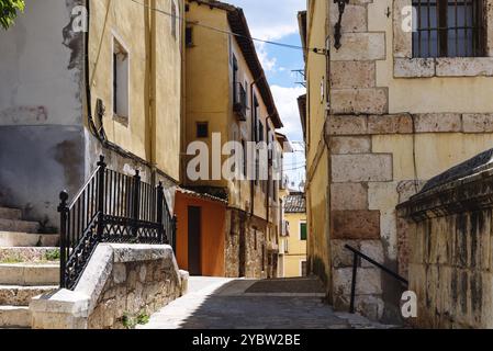 Vista su una strada stretta con case colorate nella vecchia città medievale di Brihuega a la Alcarria, Guadalajara Foto Stock