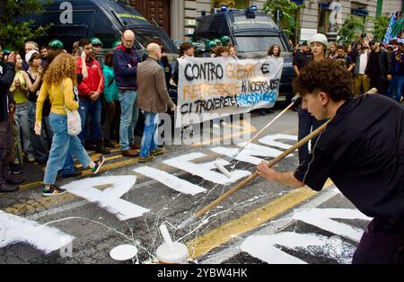 Napoli, Italia, 19 ottobre 2024, scontri contro la polizia a Napoli durante la manifestazione contro il vertice della difesa del G7 Foto Stock