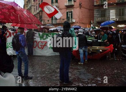 Napoli, Italia, 19 ottobre 2024, scontri contro la polizia a Napoli durante la manifestazione contro il vertice della difesa del G7 Foto Stock