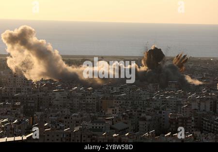 Beirut, Libano. 19 ottobre 2024. Il fumo si diffonde a seguito degli attacchi aerei israeliani nel sobborgo meridionale di Beirut, Libano, 19 ottobre 2024. Il bilancio delle vittime degli attacchi aerei israeliani in Libano dall'inizio del conflitto israelo-Hezbollah ha raggiunto i 2.448, con ferite fino a 11.471, secondo un rapporto di sabato. Crediti: Bilal Jawich/Xinhua/Alamy Live News Foto Stock