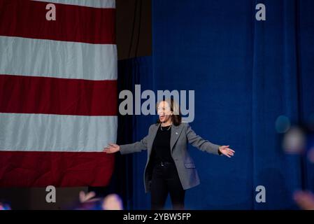 Atlanta, Stati Uniti d'America. 19 ottobre 2024. La vicepresidente degli Stati Uniti Kamala Harris cammina sul palco davanti a una grande folla al Lakewood Amphitheatre di Atlanta, Georgia, durante la sua campagna presidenziale il 19 ottobre 2024. Harris ha sottolineato i temi del voto precoce, dell'unità, dell'equità e del progresso mentre raduna il sostegno prima delle prossime elezioni. Credito: Andi Rice/CNP/Sipa USA credito: SIPA USA/Alamy Live News Foto Stock