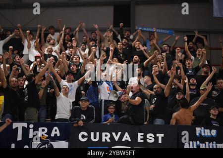 Tifosi del Napolibasket durante Napolibasket vs Vanoli Basket Cremona, partita di serie A di pallacanestro A Napoli, 19 ottobre 2024 Foto Stock