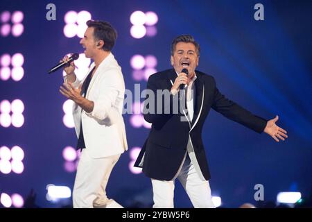 V.l. Florian SILBEREISEN, Deutschland, Saenger, Schlagersaenger, Musiker, moderatore, Thomas ANDERS, Saenger, Musiker, Schlagersaenger, SCHLAGERBOOOM 2024 - ALLES FUNKELT ALLES GLITZERT AM 19.10.2024 in der Westfalenhalle Dortmund *** f l Florian SILBEREISEN, Germania, cantante, cantante pop, musicista, presentatore, Thomas ANDERS, cantante, musicista, cantante pop, SCHLAGERBOOOM 2024 ALLES FUNKELT ALLES GLITZERT il 19 10 2024 nella Westfalenhalle Dortmund Foto Stock