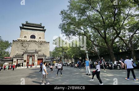 Pechino, Cina. 12 ottobre 2024. I residenti si esercitano presso la Bell and Drum Towers Square nel quartiere Dongcheng di Pechino, capitale della Cina, 12 ottobre 2024. Crediti: Li Xin/Xinhua/Alamy Live News Foto Stock