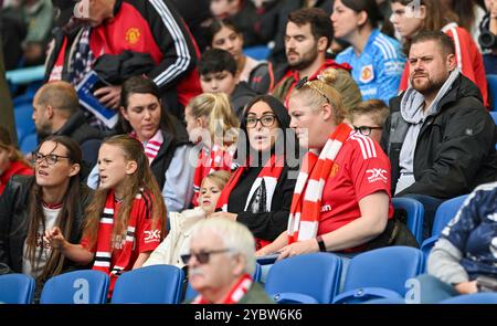 Brighton Regno Unito 19 ottobre 2024 - tifosi del Manchester United durante la partita di calcio femminile di Barclays Super League tra Brighton & Hove Albion e Manchester United all'American Express Stadium , Brighton : Credit Simon Dack /TPI/ Alamy Foto Stock