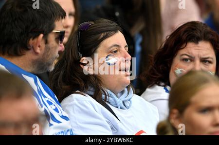 Brighton Regno Unito 19 ottobre 2024 - tifosi di Brighton durante la partita di calcio femminile di Barclays Super League tra Brighton & Hove Albion e Manchester United all'American Express Stadium , Brighton : Credit Simon Dack /TPI/ Alamy Foto Stock