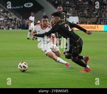 19 ottobre 2024: MLS - Major League Soccer - il difensore del LAFC Omar Campos ha passato un bel po' di tempo ad attaccare il gol mentre il centrocampo del terremoto di San Jose Cristian Espinoza applica pressione. Il LAFC ha conquistato il primo posto della MLS Western Conference battendo un tocco di San Jose Earthquakes con un punteggio di 3 a 1 l'ultimo giorno della stagione regolare 2024, BMO Stadium, Los Angeles, CA, USA, 19 ottobre 2024. Il LAFC ha battuto i rivali locali LA Galaxy per il primo posto in Occidente quando i Galaxy hanno perso il loro match. Photo Credit cr Scott Mitchell/ZUMA Press (Credit Image: © Scott Mitchell/ZUMA Press Wire) EDITOR Foto Stock